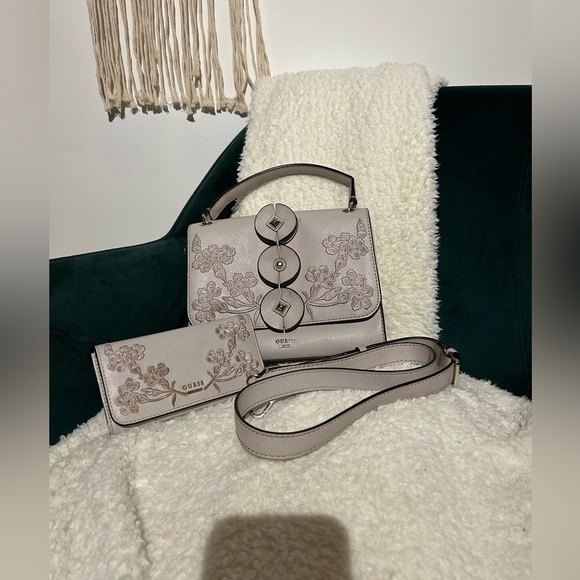 GUESS bag & wallet - Picture 1 of 4